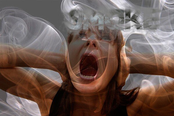 страдающая от алкогольного психоза женщина в тумане