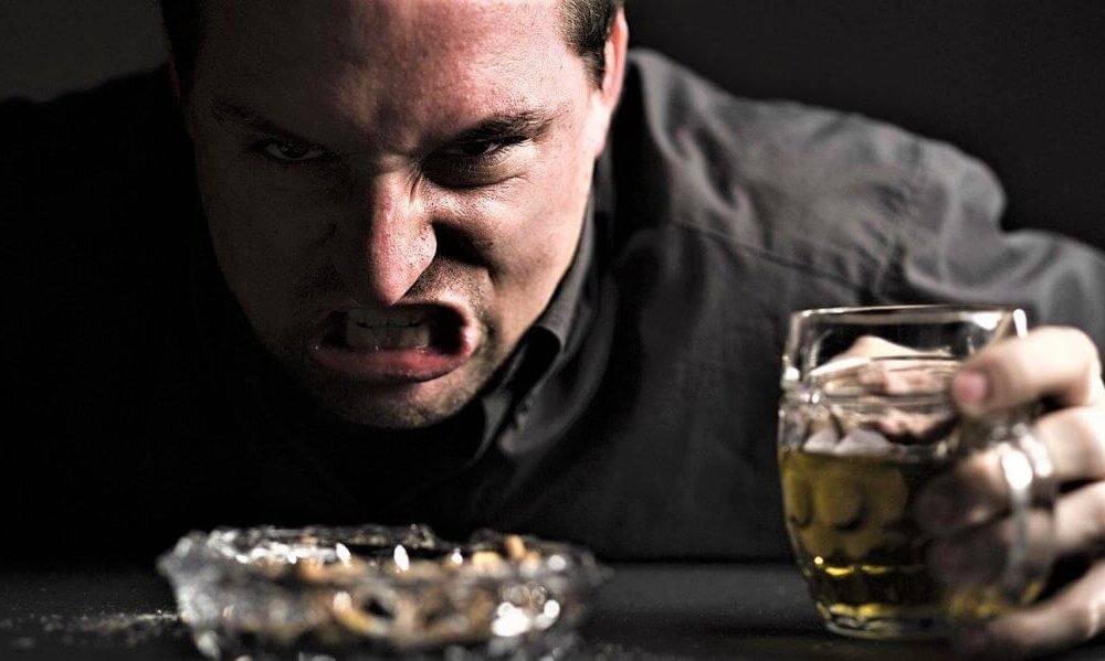 алкогольный психоз у мужчины со стаканом